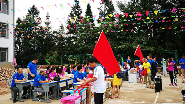 共同前行， 温暖你我——徐州九游会j9统一医药连锁销售有限公司贵州修文小学助学行